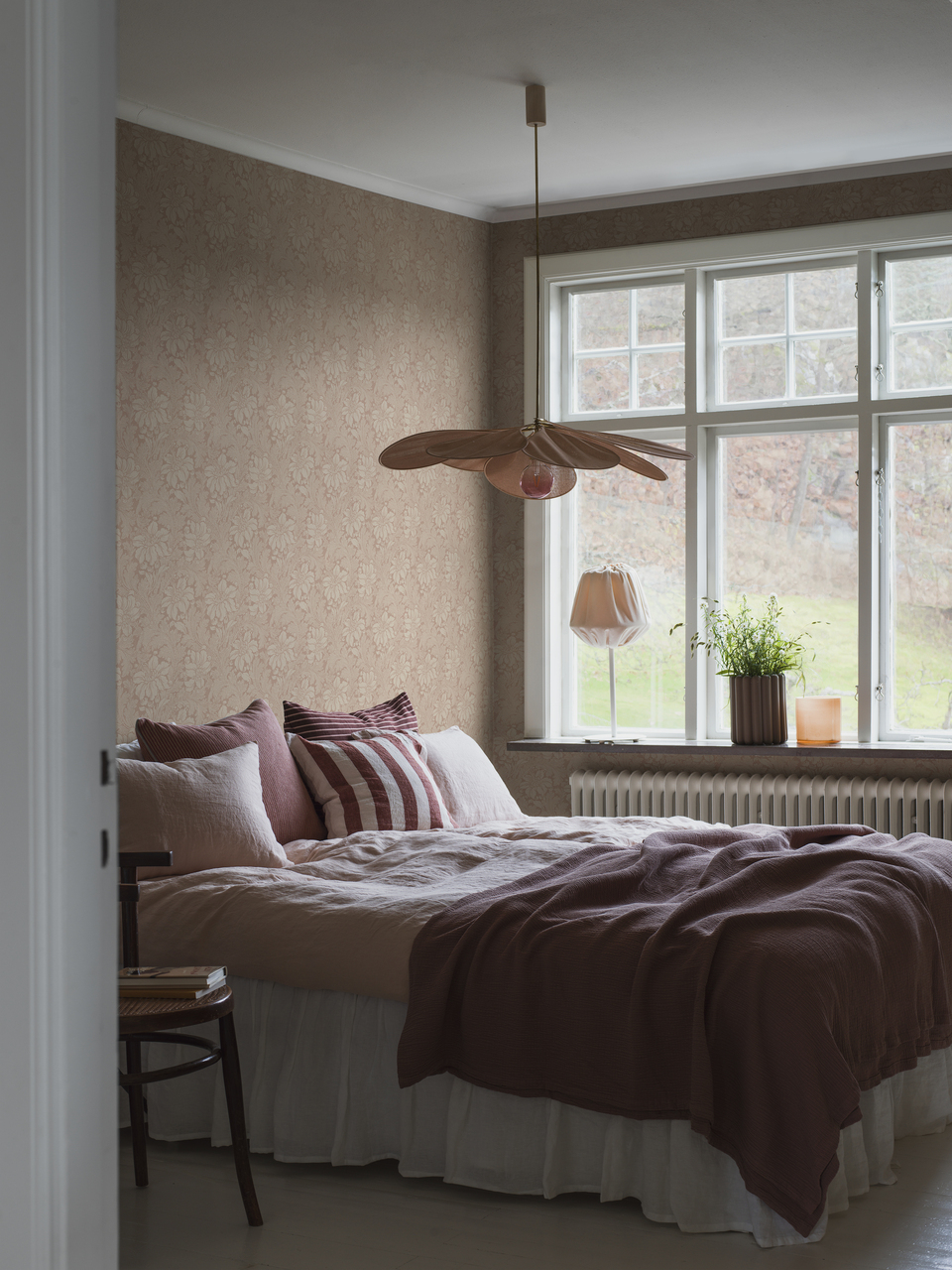 Acanthus_Image_Roomshot_Bedroom_Item_2009_LR.jpg